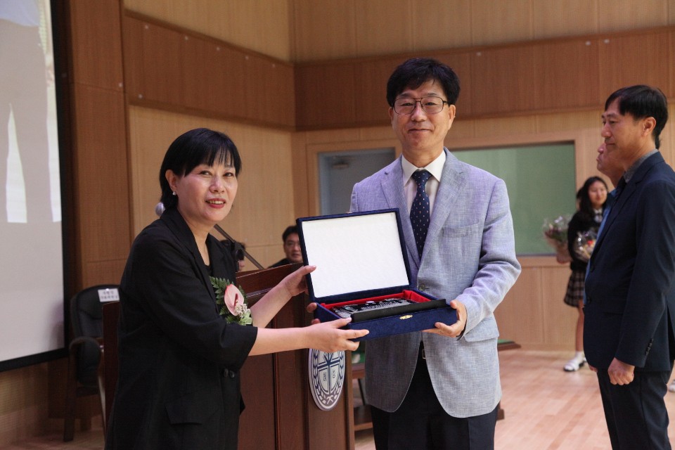 [공지사항] 혜성여고, 청암관 준공식에서 반석종합건설에 감사패 수여